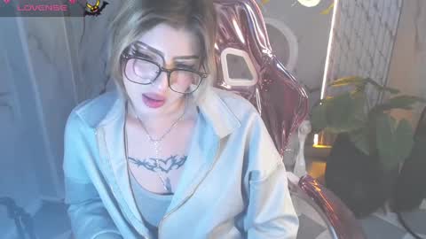 Snapshot of kitty_fox_b chatting on October 31, 1:06 am kitty_fox_b online show from October 31, 1:06 am