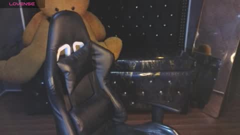 Snapshot of kitty_fox_b chatting on November 18, 1:04 pm kitty_fox_b online show from November 18, 1:04 pm