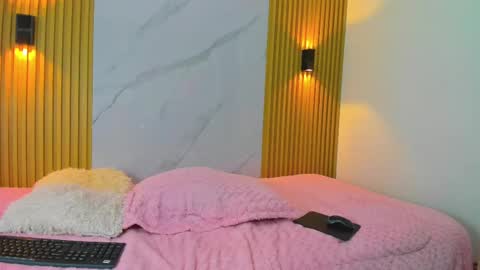 Snapshot of kitty_gill chatting on December 28, 2:32 pm kitty_gill online show from December 28, 2:32 pm