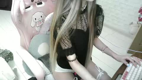 Snapshot of kittybounty chatting on December 11, 9:01 pm KittyBounty online show from December 11, 9:01 pm