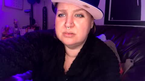 Snapshot of kittykay86 chatting on December 31, 3:01 am Bella Blue BBW online show from December 31, 3:01 am