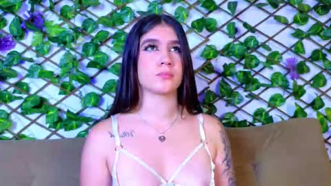 Snapshot of kloe_bella chatting on October 4, 1:31 pm kloe_bella online show from October 4, 1:31 pm
