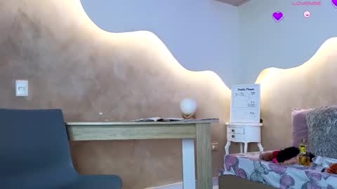 K L O E online show from October 8, 11:52 am