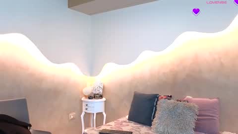 K L O E online show from October 23, 12:15 pm