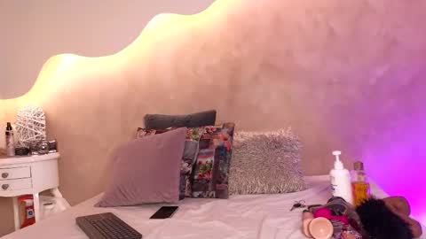 K L O E online show from November 5, 7:36 pm