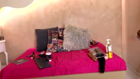 K L O E online show from November 7, 7:36 pm