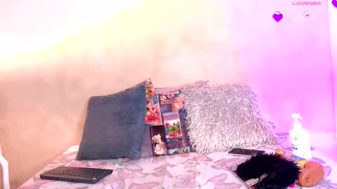 K L O E online show from November 10, 7:35 pm