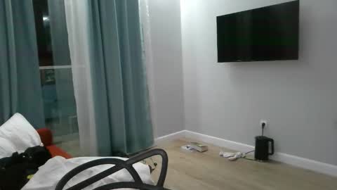 Snapshot of knotsiemens chatting on February 4, 12:05 am Adam online show from February 4, 12:05 am