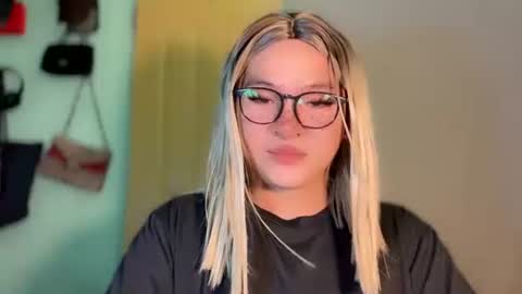 Snapshot of krezikeed chatting on May 21, 12:01 pm krezikeed online show from May 21, 12:01 pm