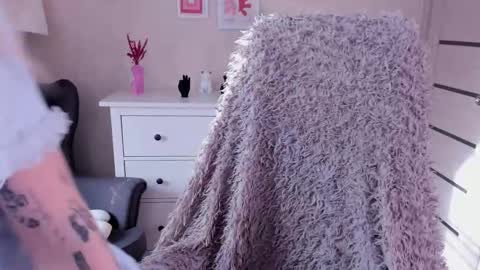 kris_grant online show from October 8, 8:23 am