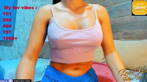 Snapshot of krisi_kiss chatting on November 26, 4:13 am KrisiFollow me Thumb UP online show from November 26, 4:13 am