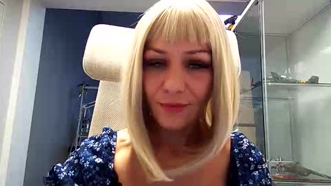 Snapshot of krisred2 chatting on November 4, 11:42 am Kristi online show from November 4, 11:42 am