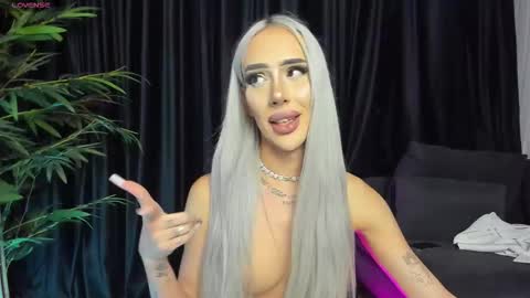 Kris the doll online show from October 23, 10:52 pm