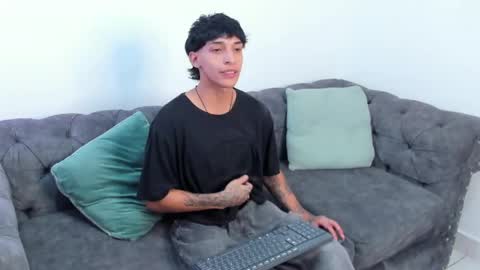 Snapshot of kroywave chatting on May 10, 3:01 am Kroy Wave Muscle Tattoos Latino online show from May 10, 3:01 am