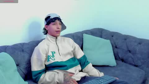 Snapshot of kroywave chatting on June 4, 3:45 am Kroy Wave Muscle Tattoos Latino online show from June 4, 3:45 am