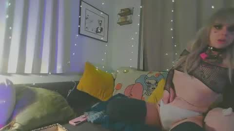 krystalvenison online show from December 17, 1:28 pm