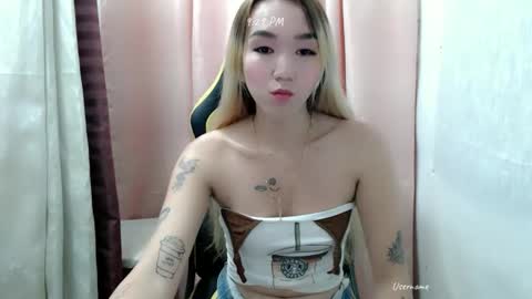 Snapshot of kweenie1026 chatting on February 13, 1:29 pm kweenie1026 online show from February 13, 1:29 pm