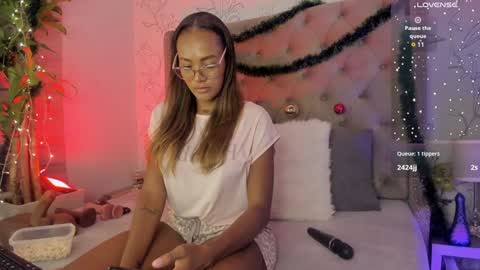 Snapshot of kyaraebony_ chatting on January 2, 3:26 am kyaraebony_ online show from January 2, 3:26 am