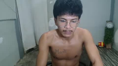 Snapshot of kyle_lourence chatting on May 19, 12:55 pm kyle_lourence online show from May 19, 12:55 pm
