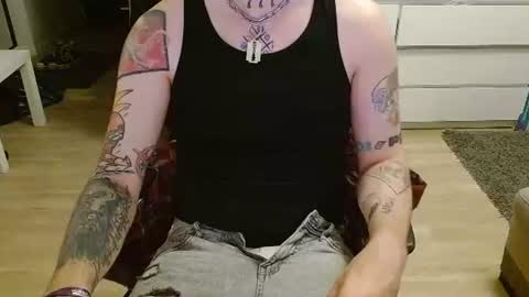 Snapshot of kyle_tattoo chatting on June 22, 11:35 pm kyle online show from June 22, 11:35 pm