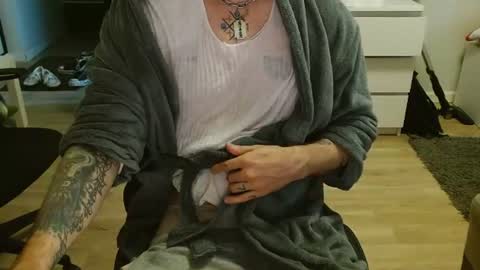 Snapshot of kyle_tattoo chatting on July 9, 3:27 pm kyle online show from July 9, 3:27 pm