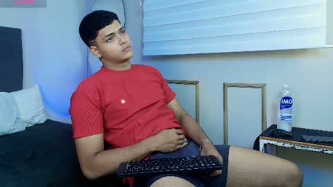 Snapshot of kyliam_big chatting on July 7, 7:40 pm Kyliam online show from July 7, 7:40 pm