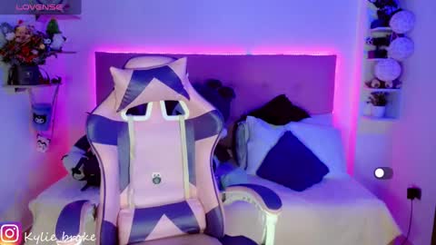 k ylie online show from December 27, 3:42 am