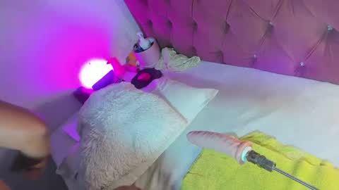 Snapshot of kylie_sttel chatting on April 15, 12:01 pm kylie Sttel online show from April 15, 12:01 pm