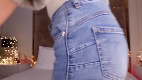 Kylie  online show from December 31, 5:33 am