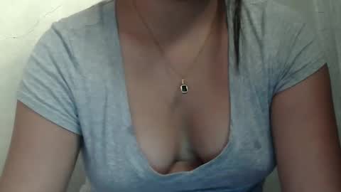 Snapshot of kyliexx98 chatting on March 18, 1:42 am kylie online show from March 18, 1:42 am