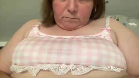 Snapshot of kylorencat chatting on November 17, 6:46 pm KYLO online show from November 17, 6:46 pm