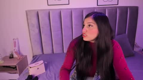 Snapshot of kyra_right chatting on November 15, 12:13 pm Emily Laila online show from November 15, 12:13 pm