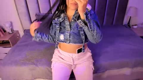 Snapshot of kyra_right chatting on December 1, 11:37 am Emily Laila online show from December 1, 11:37 am