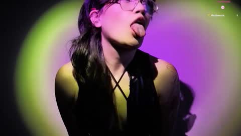 Snapshot of la_briela chatting on February 25, 2:54 am Help me reach 50 likes online show from February 25, 2:54 am