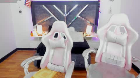  L A R A   online show from March 6, 11:53 pm