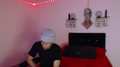 Snapshot of labrinthteasing chatting on April 16, 2:07 pm labrinthteasing online show from April 16, 2:07 pm