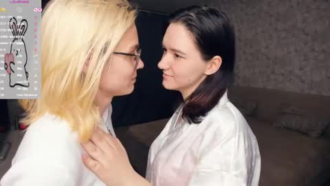 Snapshot of lacyedison chatting on May 18, 7:20 pm Violet and Isabel online show from May 18, 7:20 pm