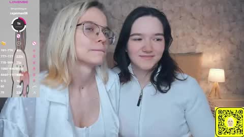 Snapshot of lacyedison chatting on June 3, 7:19 pm Violet and Isabel online show from June 3, 7:19 pm