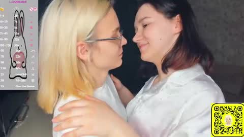 Snapshot of lacyedison chatting on June 13, 7:12 pm Violet and Isabel online show from June 13, 7:12 pm