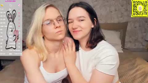 Snapshot of lacyedison chatting on June 25, 7:18 pm Violet and Isabel online show from June 25, 7:18 pm