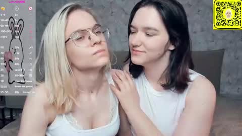 Snapshot of lacyedison chatting on June 28, 7:42 pm Violet and Isabel online show from June 28, 7:42 pm