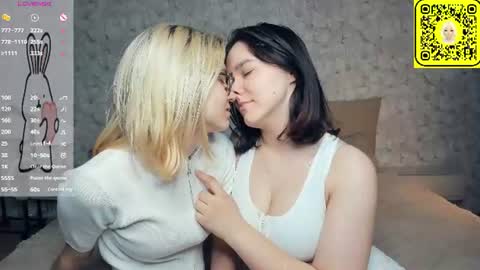 Snapshot of lacyedison chatting on June 30, 7:15 pm Violet and Isabel online show from June 30, 7:15 pm