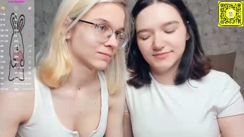 Snapshot of lacyedison chatting on July 6, 7:05 pm Violet and Isabel online show from July 6, 7:05 pm