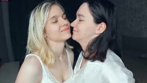 Snapshot of lacyedison chatting on July 13, 8:33 pm Violet and Isabel online show from July 13, 8:33 pm