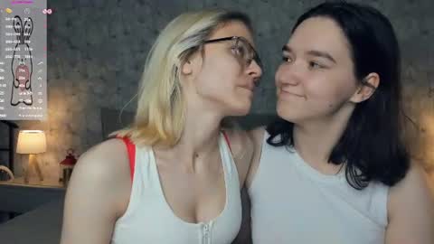 Snapshot of lacyedison chatting on July 21, 7:27 pm Violet and Isabel online show from July 21, 7:27 pm