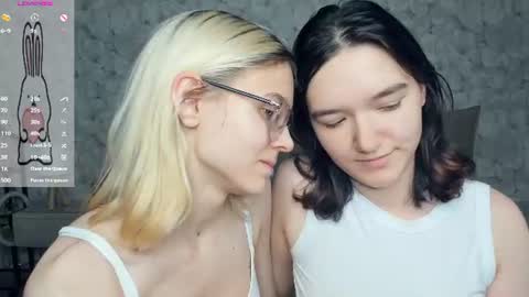 Snapshot of lacyedison chatting on July 28, 7:26 pm Violet and Isabel online show from July 28, 7:26 pm
