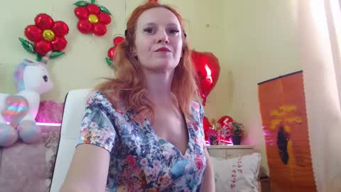 Snapshot of ladybigsmile chatting on February 18, 9:32 am Sima Ladybigsmile online show from February 18, 9:32 am