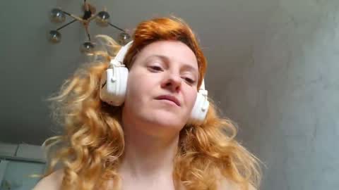 Snapshot of ladybigsmile chatting on May 2, 10:09 am Sima Ladybigsmile online show from May 2, 10:09 am