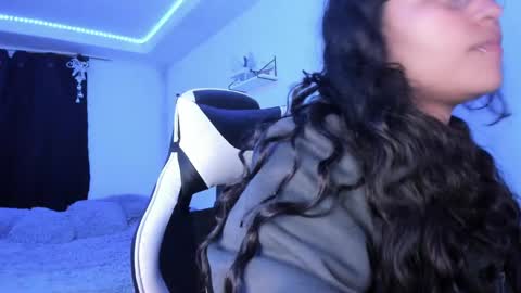 Snapshot of ladybrown_16 chatting on December 19, 3:07 am Lady online show from December 19, 3:07 am