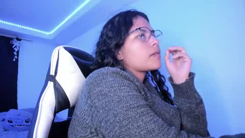 Snapshot of ladybrown_16 chatting on December 28, 4:51 am Lady online show from December 28, 4:51 am